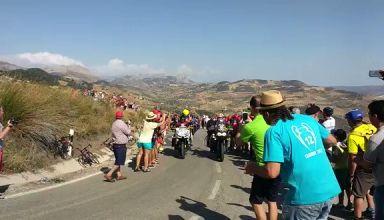 12ο εταπ - Αστυνομικός σπρώχνει θεατή πάνω σε μηχανή