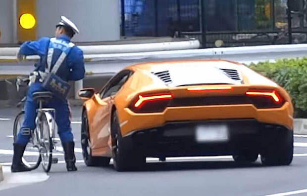 Αστυνομικός καταδιώκει Lamborghini με ποδήλατο - Βίντεο