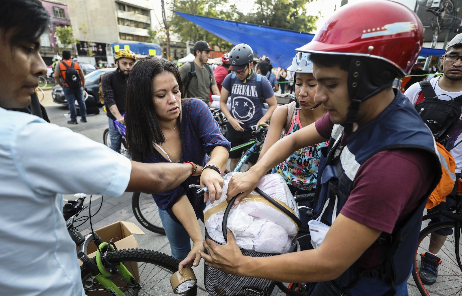 Ποδηλάτες στο Μεξικό βοήθησαν τα θύματα του σεισμού