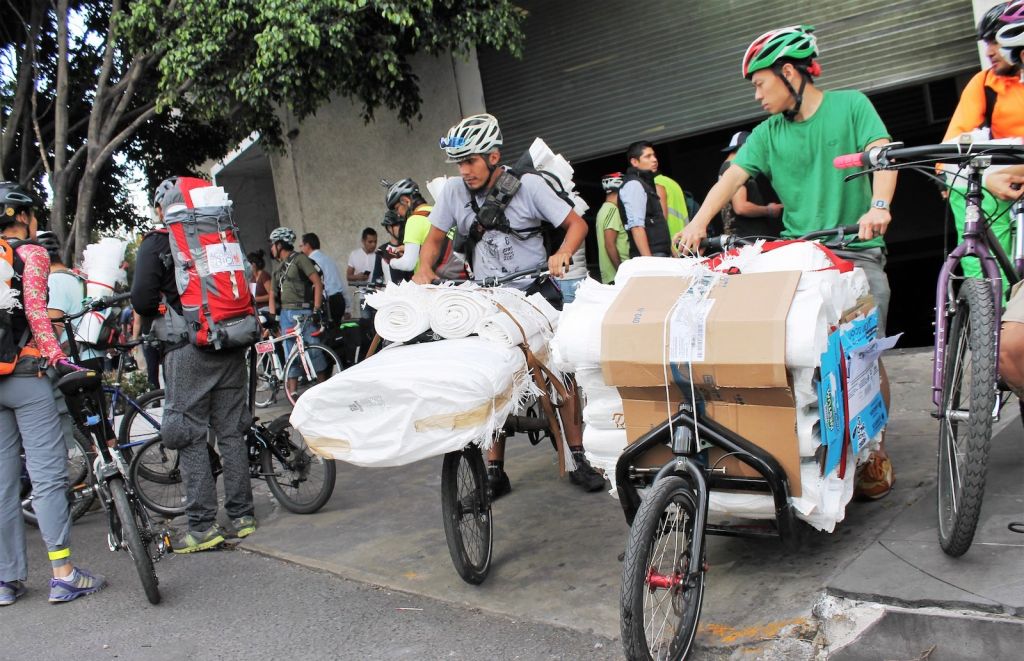 Ποδηλάτες στο Μεξικό βοήθησαν τα θύματα του σεισμού