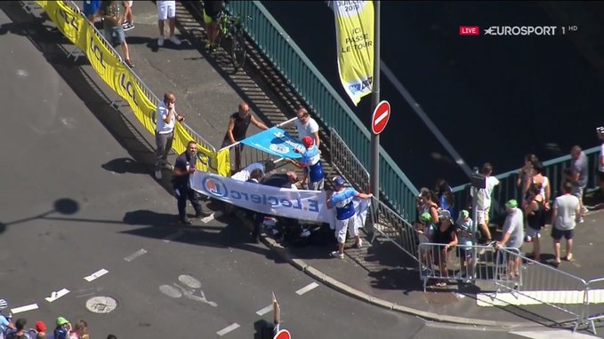 Wout Van Aert εκτός Tour, μετά από ατύχημα σε μπαριέρες