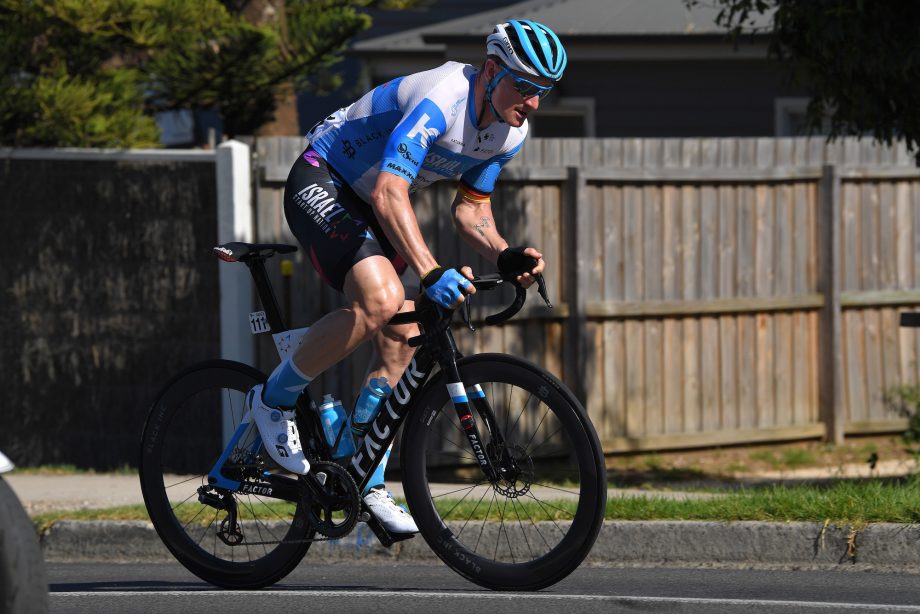 Ο André Greipel «τρέχει» στο Zwift, ευαισθητοποιώντας το κοινό για την εγκεφαλική νόσο