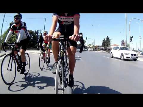 Ασυνείδητος οδηγός αστικού θέτει σε κίνδυνο τη ζωή ποδηλατών - Βίντεο