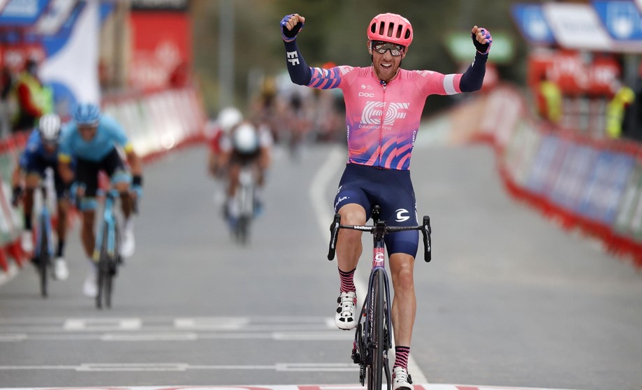 7ο εταπ – Ο Woods περνάει πρώτος τη γραμμή